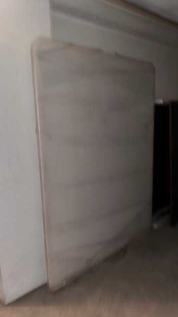 Cama/Sommier, com estrado elevatório/arrumação, em bom estado, desmontada.