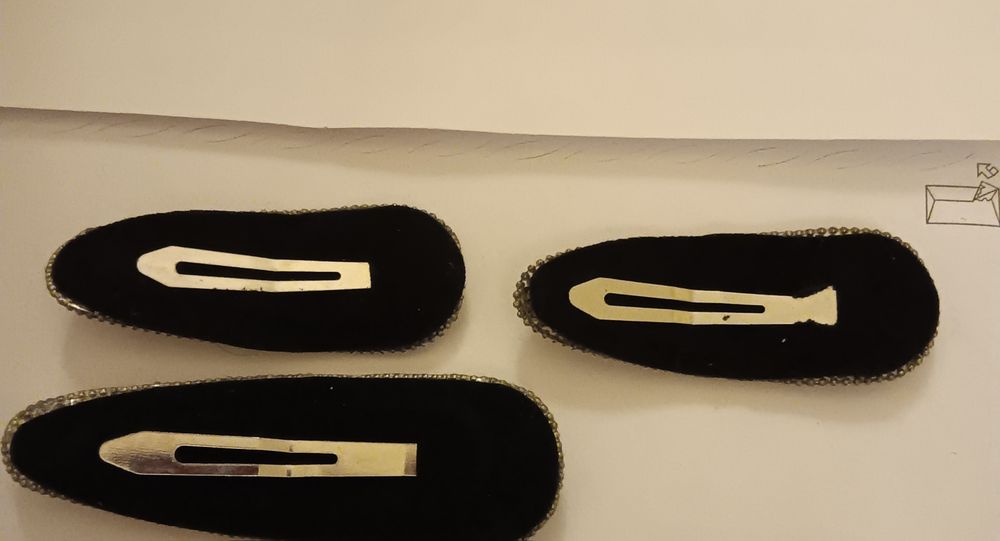 Conjunto de 3 ganchos  novos ,de cabelo brilhantes.