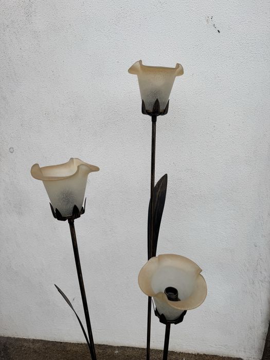 Candeeiro de pe com flores