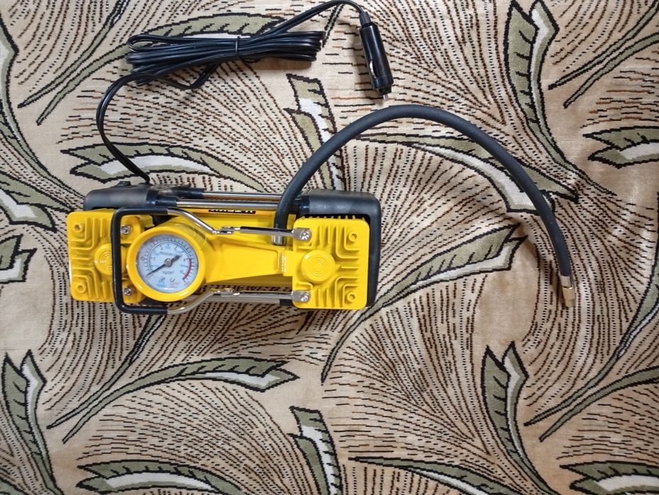 Автомобильный двухпоршневой  компрессор с ремкомплектом.