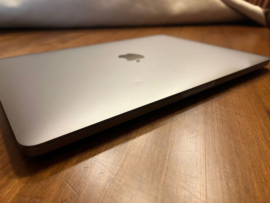 MacBook Pro 13" M1 (2022) – 8GB RAM / 256GB SSD – Excelente Estado