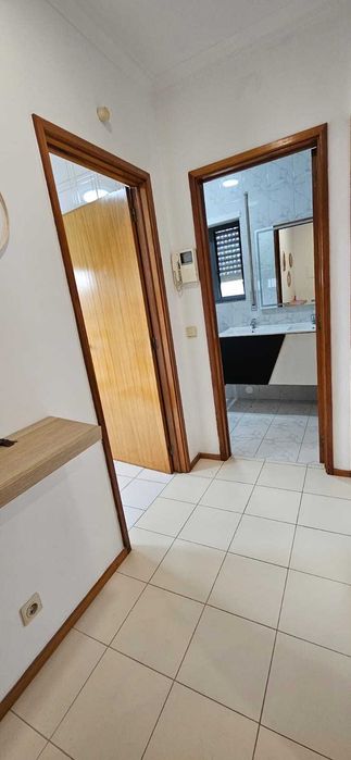 Arrendo T1 mobilado com varanda e garagem