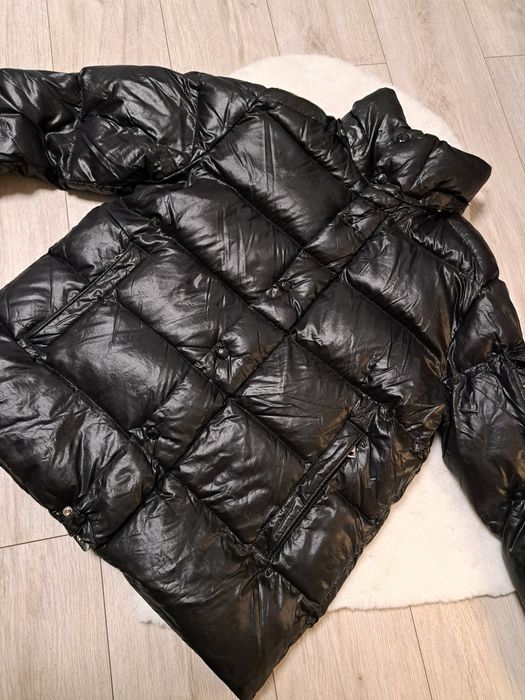 Czarna kurtka puchowa Moncler z kapturem vintage zimowa z gęsim pierz