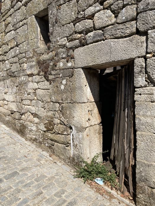 Casa em pedra para reconstrução em Avões - Lamego