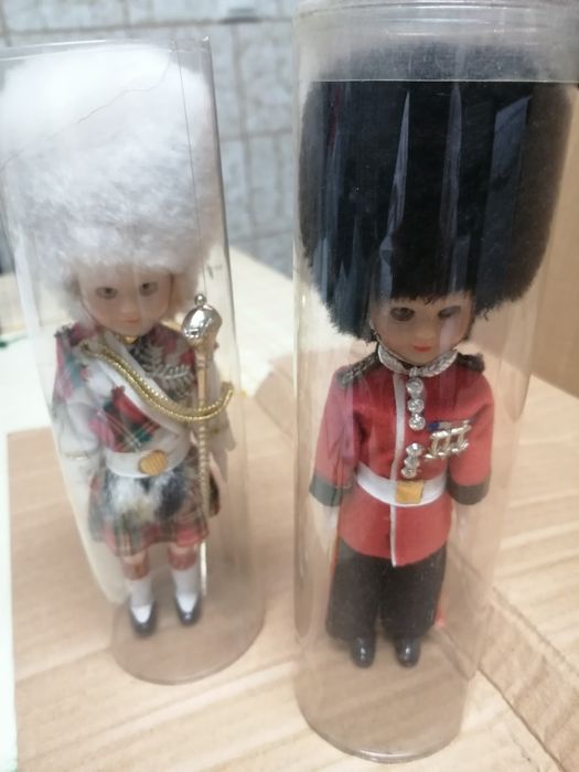 Bonecas( 2 genuínas), vintage da Guarda Real de Londres, o par-3,5€..