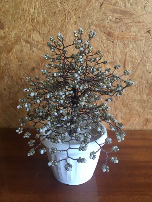 Искусственное дерево из бисера в белом вазоне ручная работа