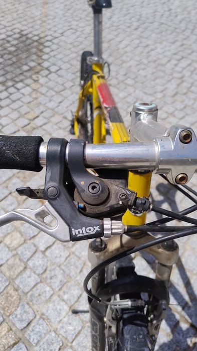 Duas bicicletas de Montanha TREK e BH