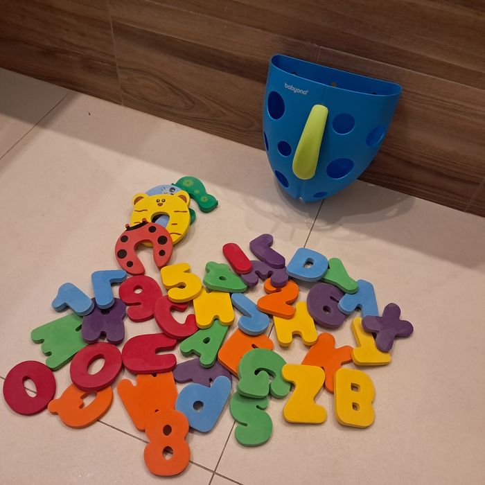 Piankowe literki do wody z pojemnikiem