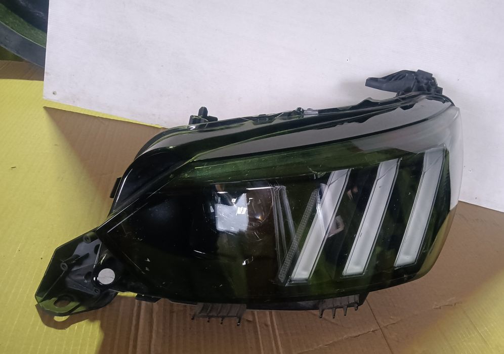 Peugeot 208 Headlight with Full LED Optics (2019)