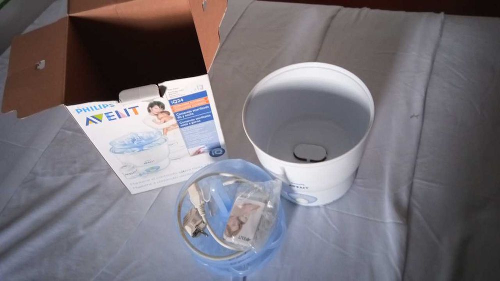 Esterilizador de biberões (Phillips) e Balança de bebés (Lanaform)