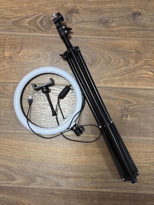 Кільцева лампа зі штативом