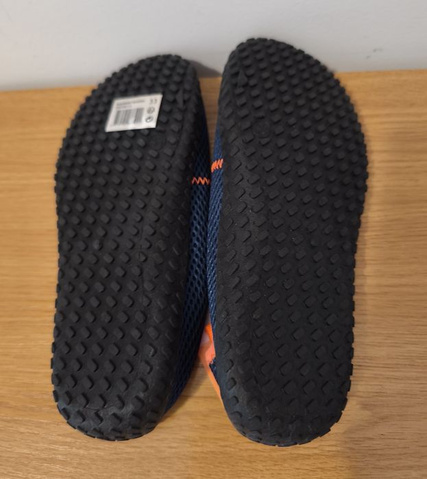 Sapatos de água Novos da In extenso