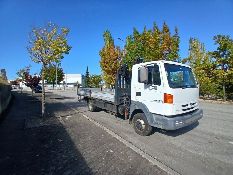 Camião Nissan com grua