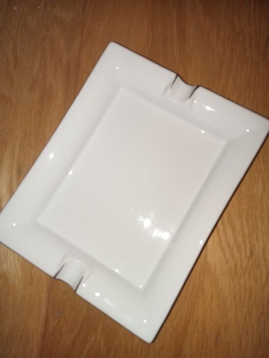 Cinzeiro em porcelana com fio de prata nas extremidades