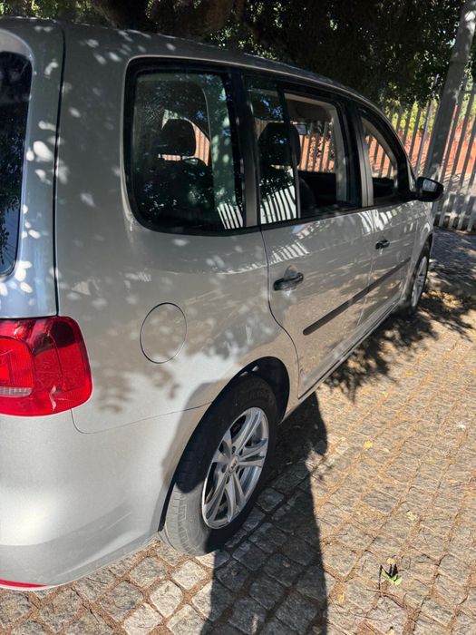 Vendo Volkswagen Touran 1.6 TDI, ano 2013, diesel, com 5 lugares. foto 3