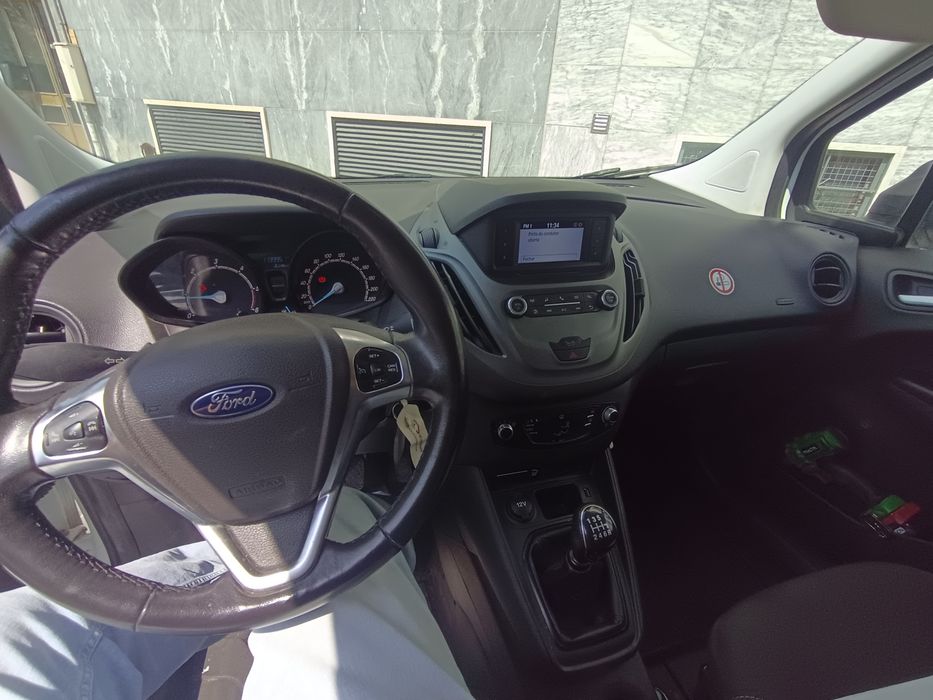 Ford Transit Courier 2022 muito nova