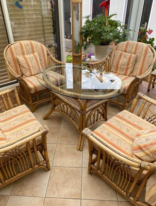 4 fotele i szklany stolik