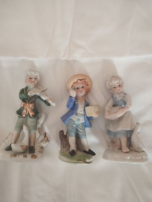 Статуетки фарфорові.