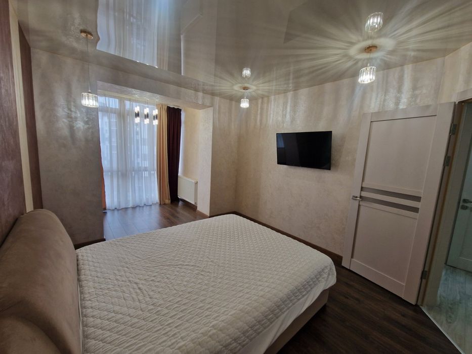 Продається квартира з великою кухнею 30м.,в ЖК закритого типу, з ремонтом,частково меблі.
