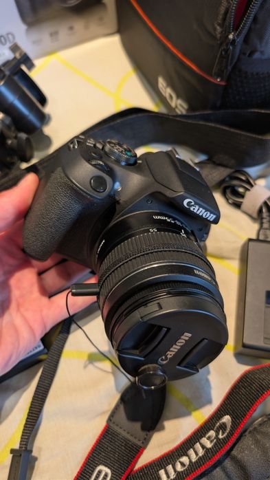 Фотоапарат Canon eos 2000d