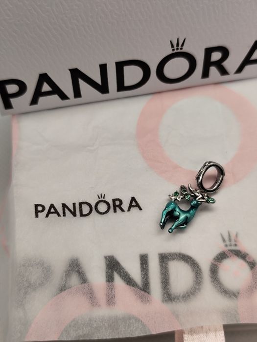 Pendente rena da Pandora brilha no escuro