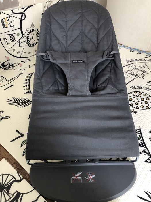 leżaczek firmy Babybjörn + zabawka do Babybjörn w cenie