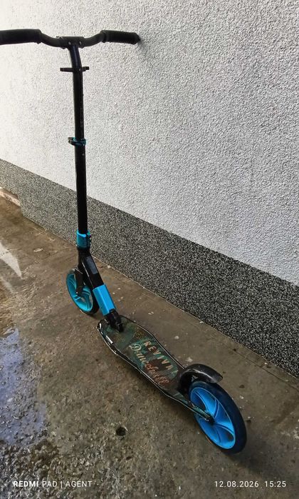 Продам 2 самокати в різному стані: Дорослий самокат Razor, дитячий Revival
