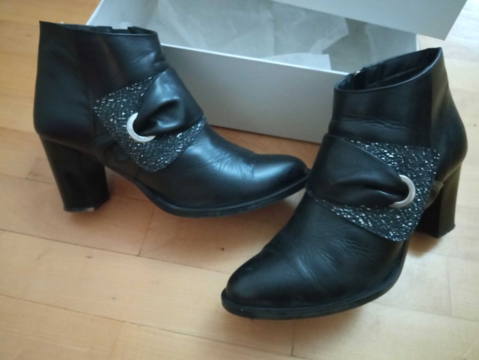 Sprzedam damskie botki czarne