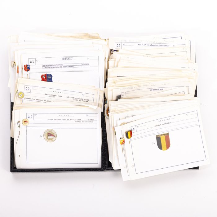 Colecionismo desportivo - Colecção de pins emblemas e crachás - 290