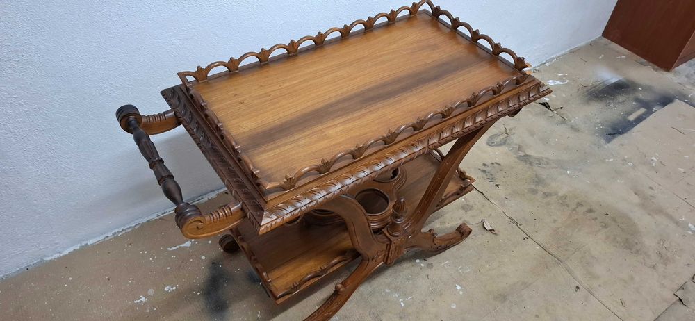 Móvel antigo para bar com suporte de garrafas