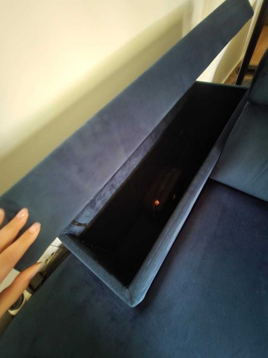 Sofá com chaise long e baús
