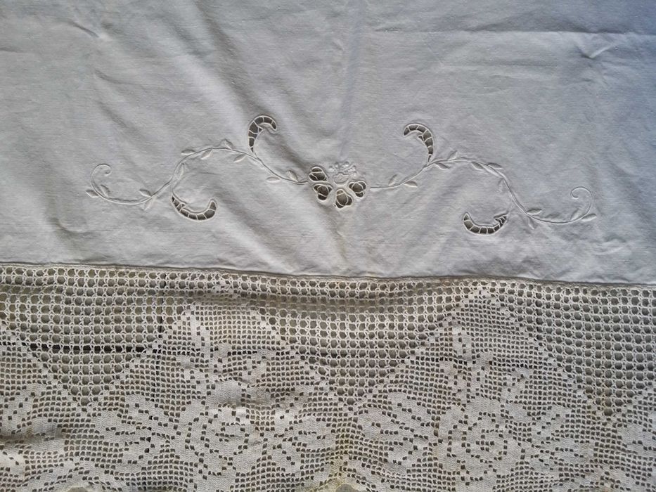 Toalha em Linho Bordada