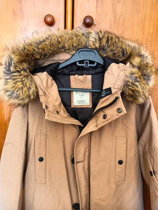 Casaco acolchoado c/ capuz em pelo - Bershka