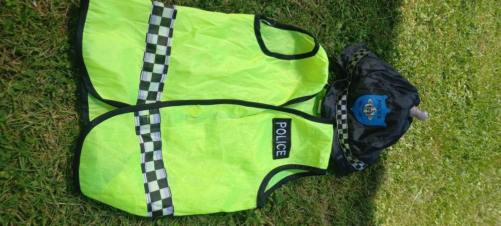 stroj policjanta, kamizelka i czapka