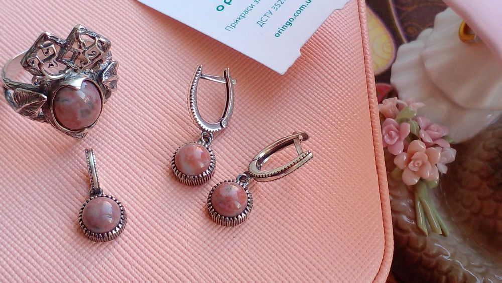 Рожева яшма в прикрасах Орінго