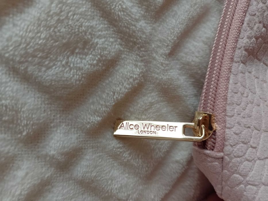 Alice Wheeler London/ Ekskluzywna, pudrowa kosmetyczka z Londynu