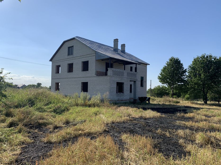 Продам будинок,недострой з вел. ділянкою 50 сот. трасса Е40 Київ-Чоп