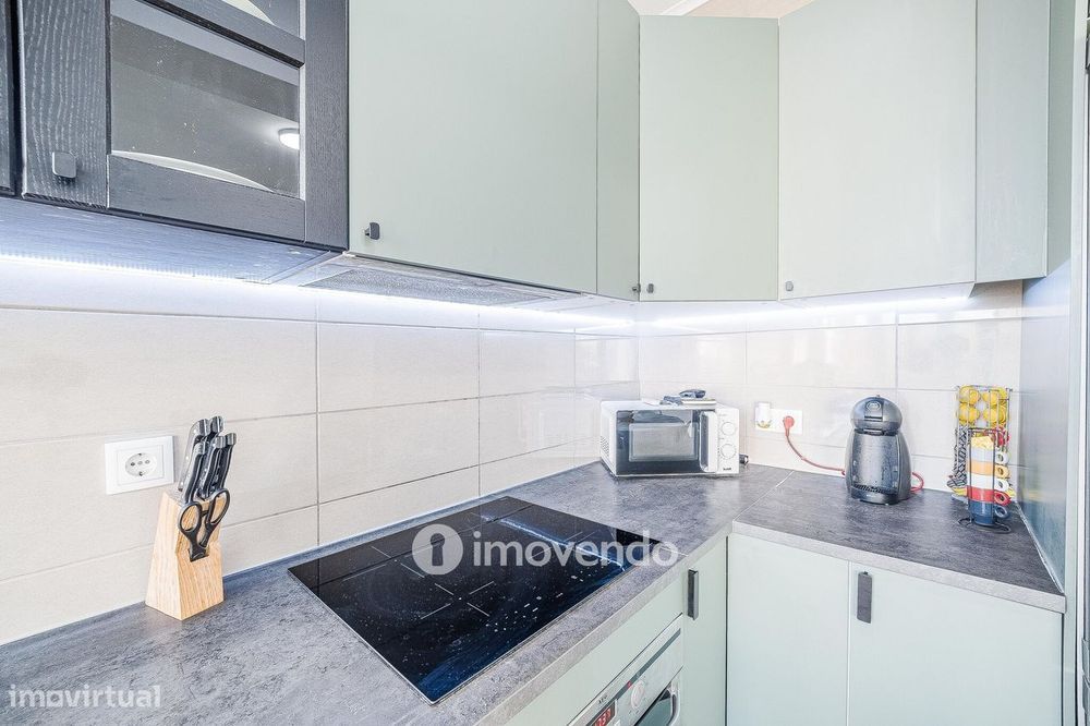 Apartamento T2 remodelado, com cozinha equipada, em Benfica