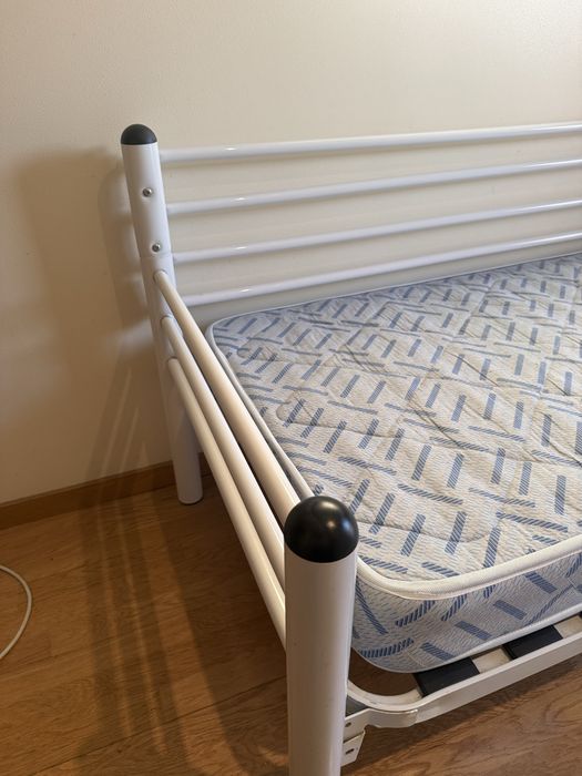 Cama Individual com colchão incluído.
