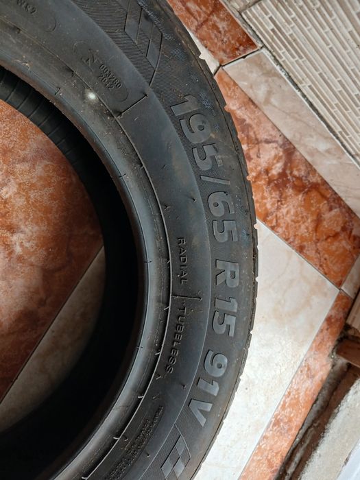 Pneus novos ..estão sujos de pó estarem guardados