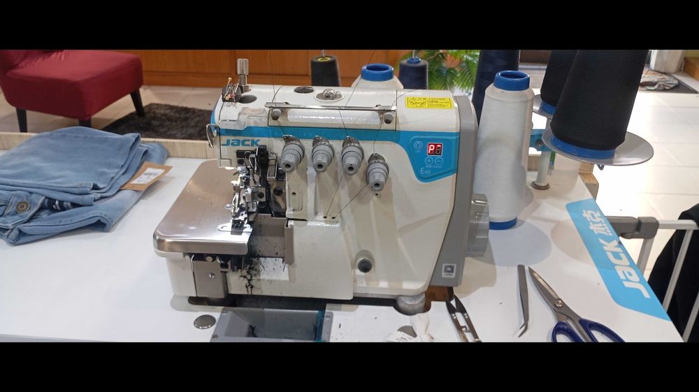 Máquina Corte e Cose Jack E4S
