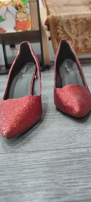 Szpilki z brokatem , buty na wysokim obcasie Piękne