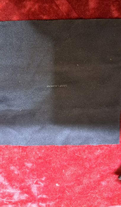 Estojo para óculos Saint laurent.