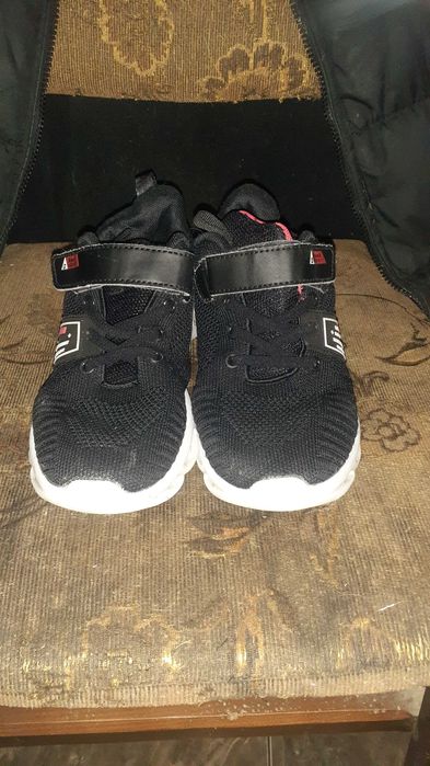 Продам детские кроссовки