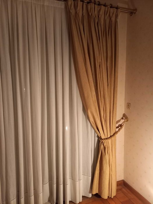 Excelente cortinados em linho e reposteiros