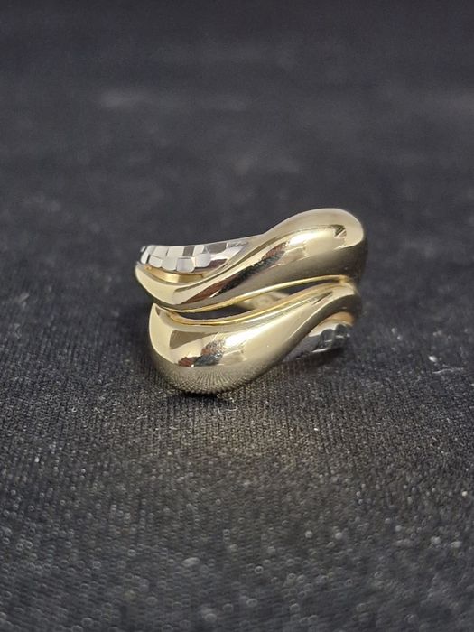 Elegancki pierścionek próby 585 i wadze 2.48gram
