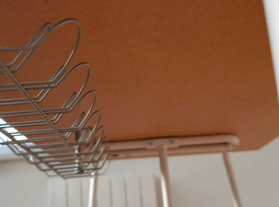 Secretária IKEA 140x60 com gestão de cabos