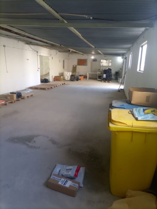 Armazém com cerca de 230 m2