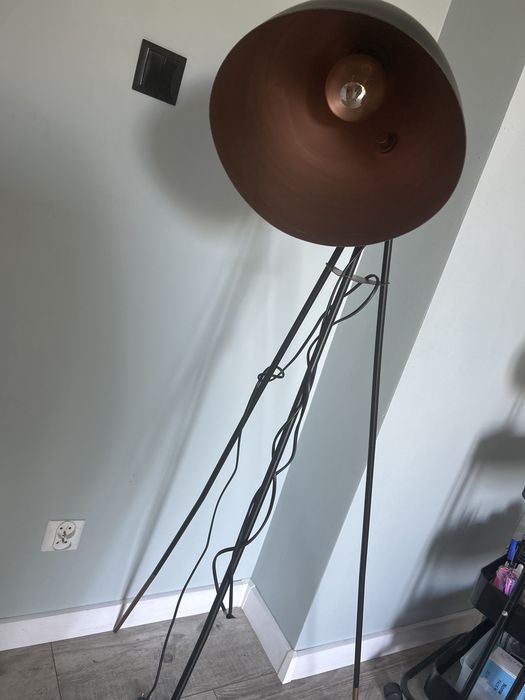 Lampa loftowa czarna ze zlotymi nogami