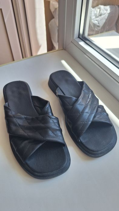 Продам кожаные шлепанцы